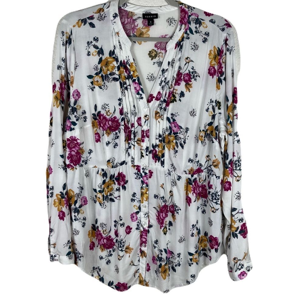 Torrid Women’s SZ 12 floral long sleeves, v-neck, high waisted, button down top
